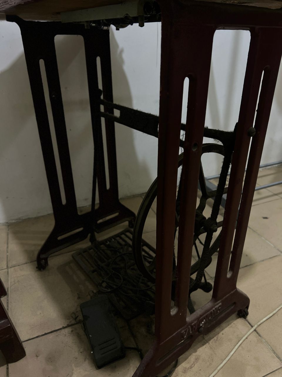 Manual vintage sewing machine stand